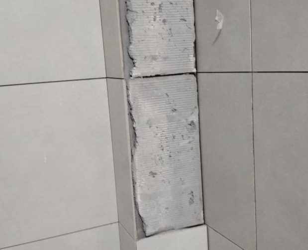 唐县瓷砖空鼓维修公司分享下瓷砖施工前基层浇水润湿程度不足，可能导致以下问题