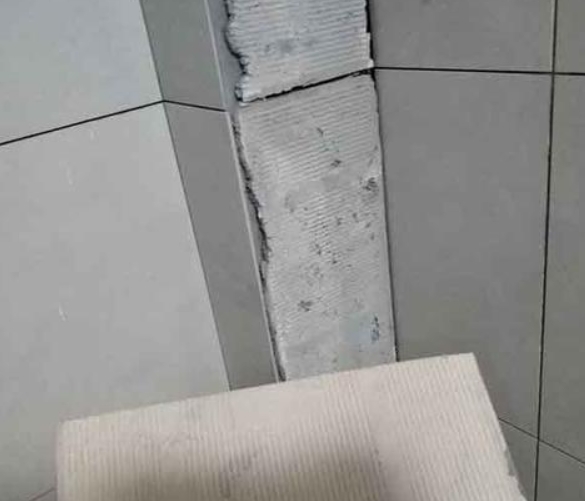 唐县瓷砖空鼓维修公司分享下厨房瓷砖脱落的补救措施。